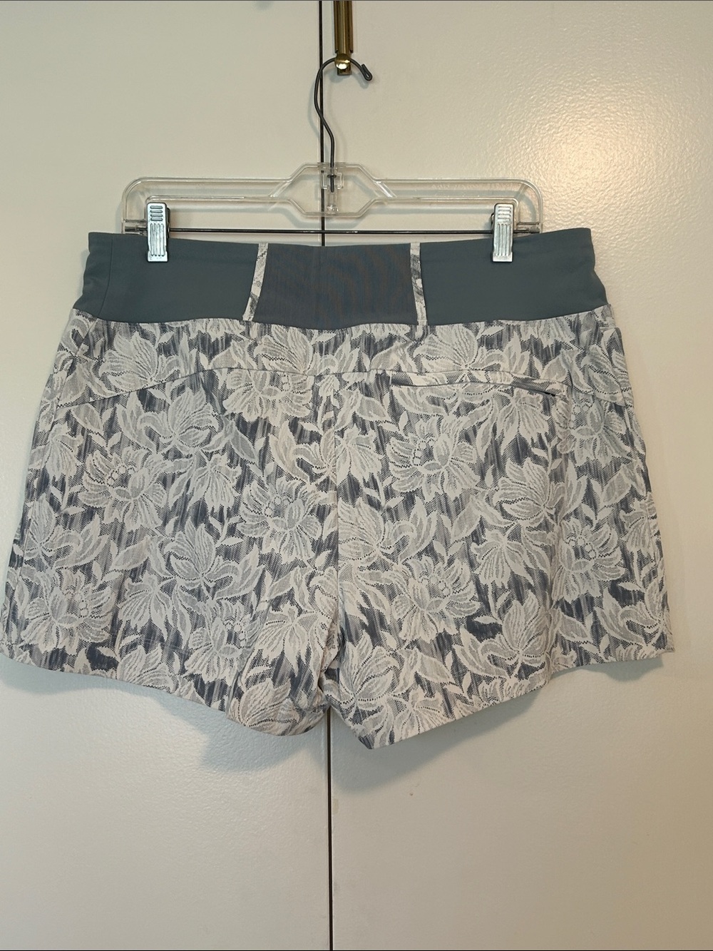 Athleta Trekkie north short Floral Overlay Athletic Shorts size 12 - Picture 4 of 6